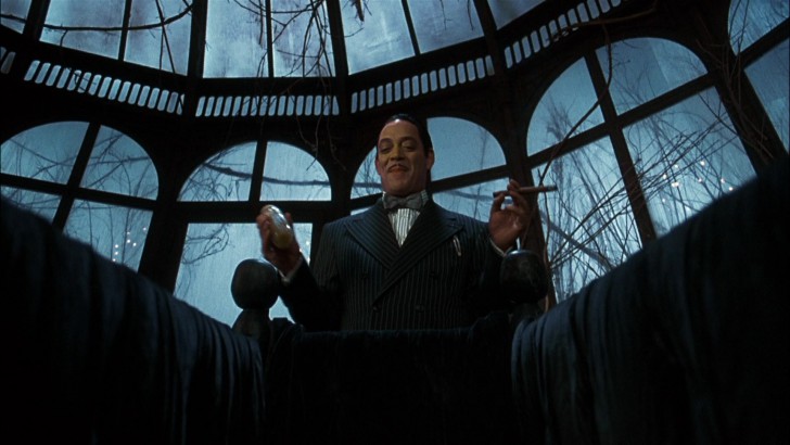 Raul Julia ในบท Gomez Addams จากหนัง ภาพยนตร์ Addams Family Values ค.ศ. 1993 (พ.ศ. 2536)