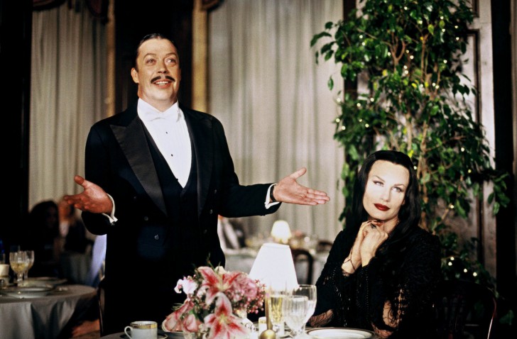 Tim Curry ในบท Gomez Addams และ Daryl Hannah ในบท Morticia Addams จากหนัง ภาพยนตร์ Addams Family Reunion ค.ศ. 1998 (พ.ศ. 2541)