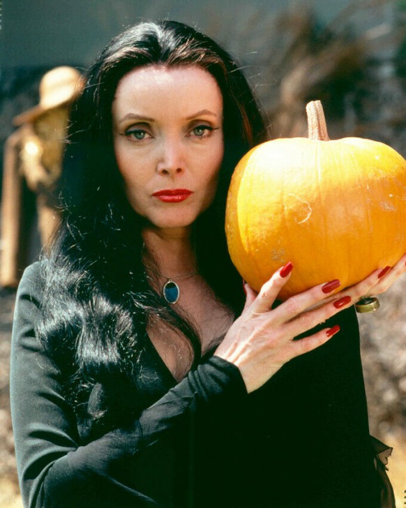 Carolyn Jones ในบท Morticia Addams จากหนัง ภาพยนตร์ Halloween with the New Addams Family ค.ศ. 1977 (พ.ศ. 2520)