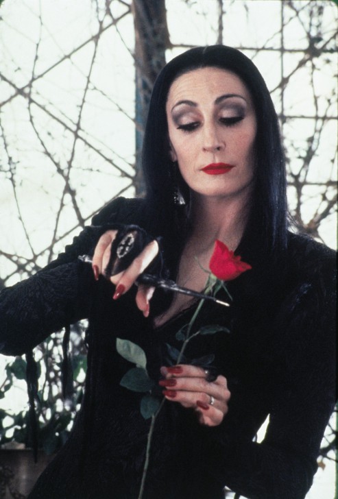 Anjelica Huston ในบท Morticia Addams จากหนัง ภาพยนตร์ The Addams Family ค.ศ. 1991 (พ.ศ. 2534)