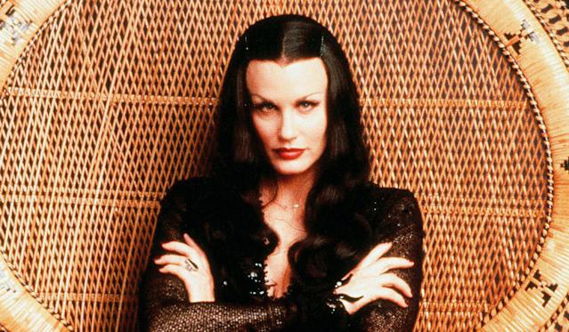 Daryl Hannah ในบท Morticia Addams จากหนัง ภาพยนตร์ Addams Family Reunion ค.ศ. 1998 (พ.ศ. 2541)