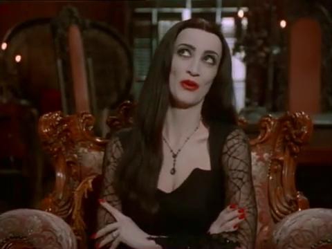 Ellie Harvie ในบท Morticia Addams จากหนัง ภาพยนตร์ The New Addams Family ค.ศ. 1998 (พ.ศ. 2541)