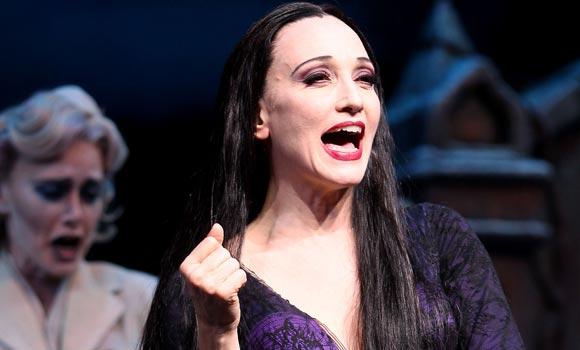Bebe Neuwirth ในบท Morticia Addams จากละครเวที The Addams Family : A New Musical ค.ศ. 2010 (พ.ศ. 2553)