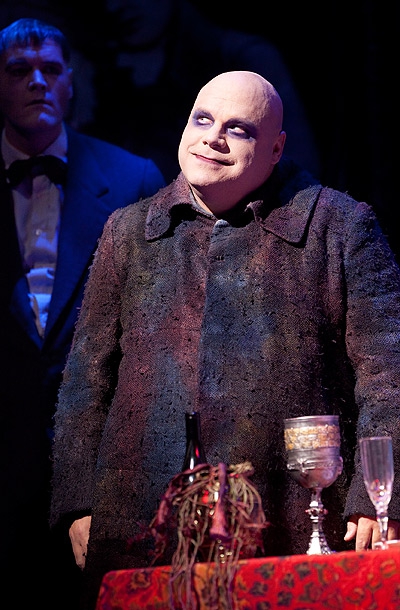 Kevin Chamberlin ในบท Uncle Fester จากละครเวที The Addams Family : A New Musical ค.ศ. 2010 (พ.ศ. 2553)
